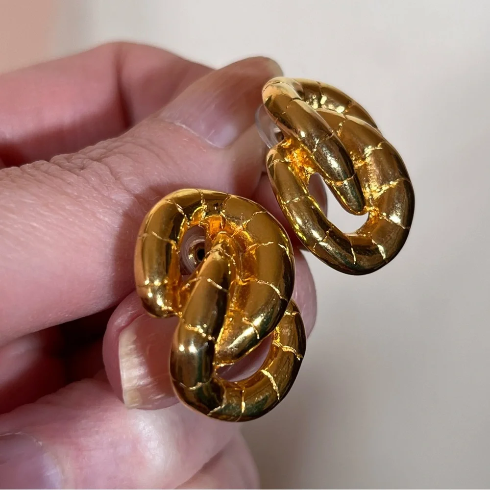 Vintage 80 90 Retro Omega Snake Chain Infinite Knot Heavy Gold Pierced Earrings - Picture 11 of 13